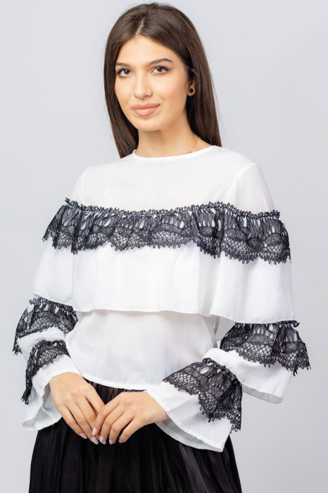 Bluza alba, eleganta cu volane si dantela neagra