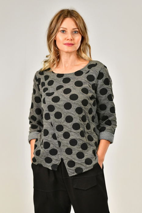Bluza asimetrica gri cu buline negre, cu aspect usor creponat