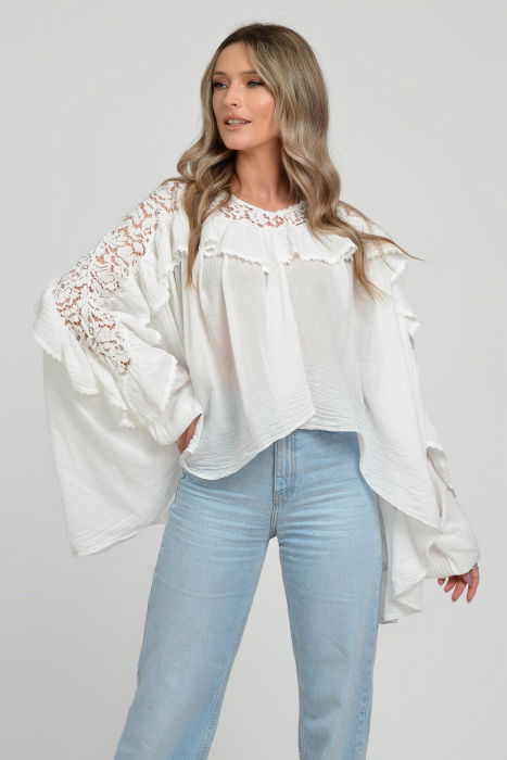 Bluza boho oversize din batist de bumbac, in colturi, cu volan si dantela, alba [6]