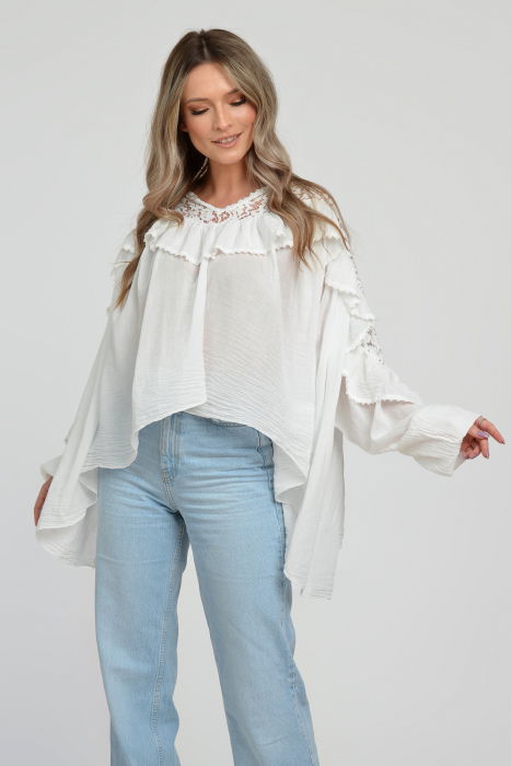 Bluza boho oversize din batist de bumbac, in colturi, cu volan si dantela, alba [3]