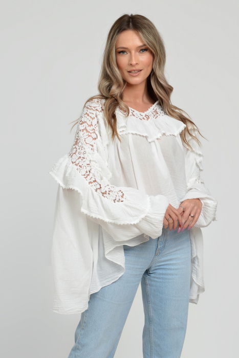 Bluza boho oversize din batist de bumbac, in colturi, cu volan si dantela, alba