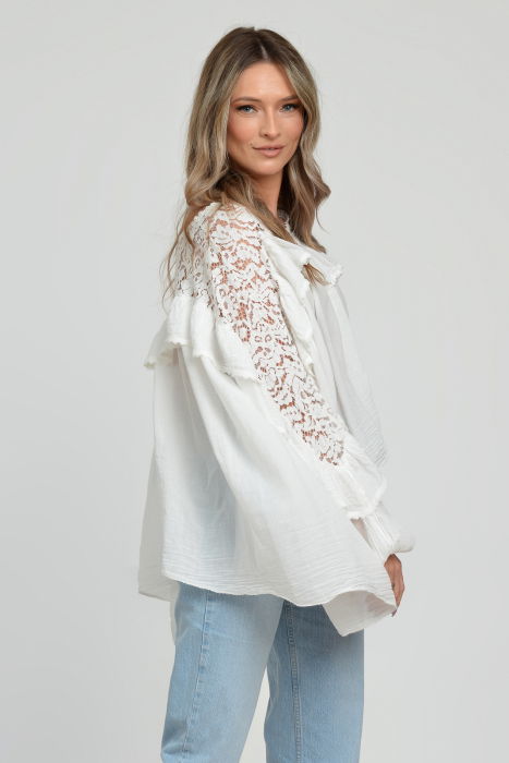 Bluza boho oversize din batist de bumbac, in colturi, cu volan si dantela, alba [4]