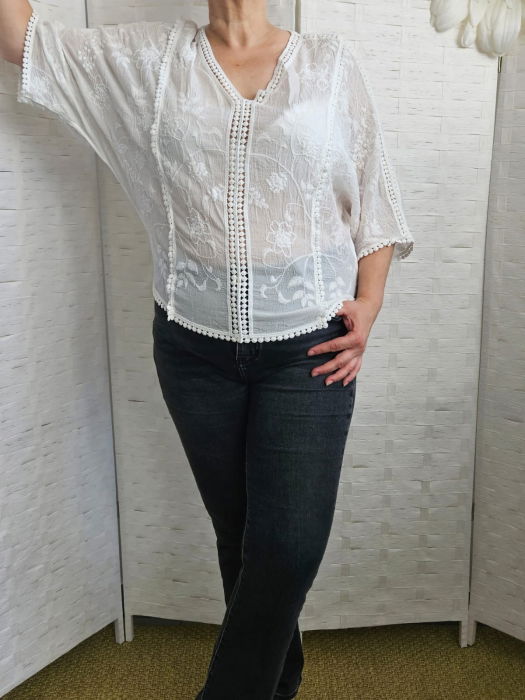 Bluza brodata cu maneca fluture din dantela de bumbac, alba [8]