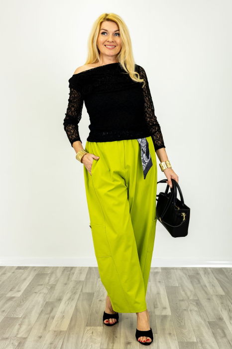 Bluza dama eleganta din dantela cu maneca lunga si aplicatii florale 3D, neagra [2]