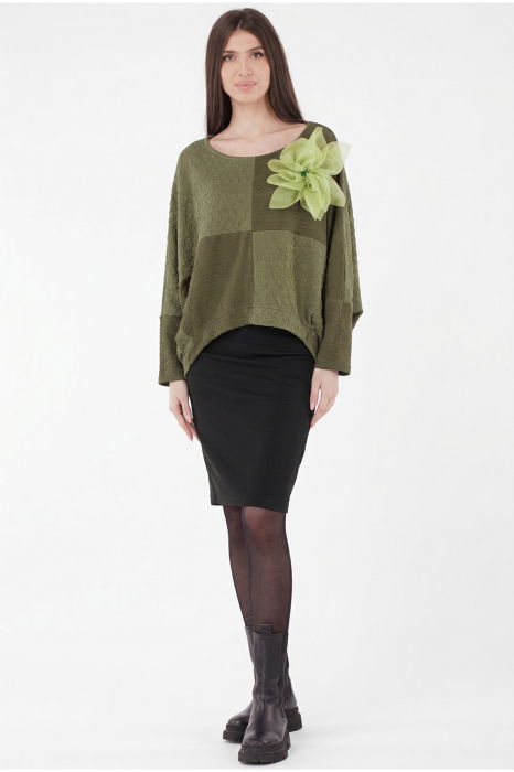 Bluza dama lejera din material gofrat de vascoza cu floare decorativa, verde kaki [4]