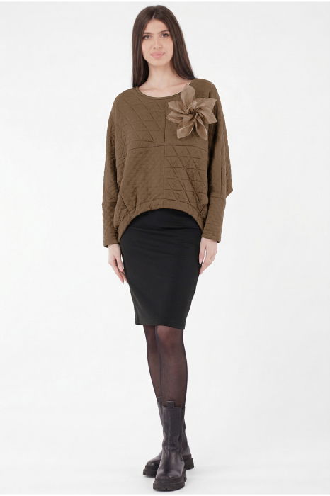 Bluza dama lejera din material gofrat de vascoza cu floare decorativa, maro deschis [1]