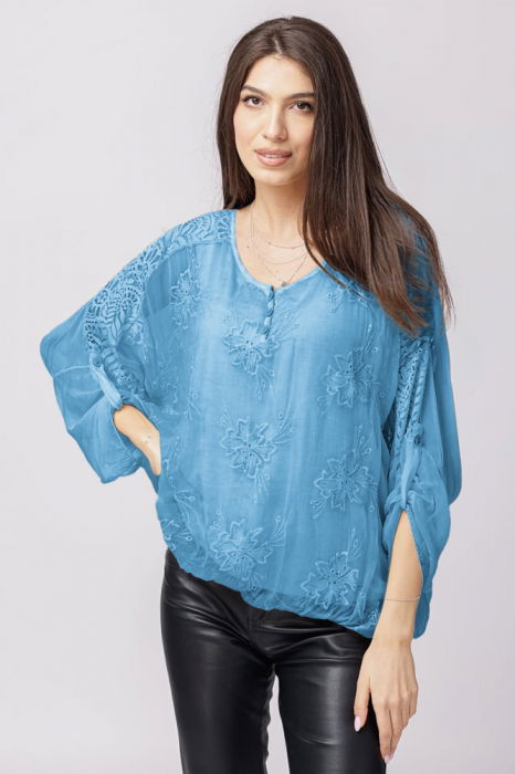 Bluza din matase si vascoza albastru jeans brodata si dantela pe spate si nasturei