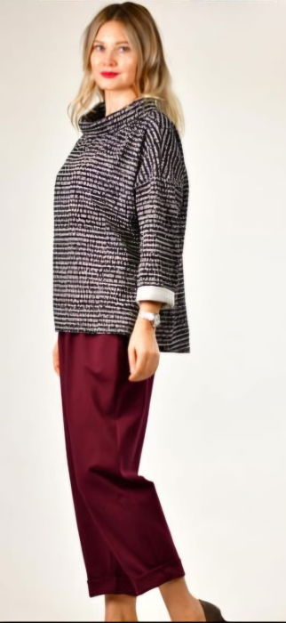 Bluza negru-bej cu textura grafica si croi lejer [2]