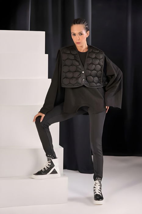 Bluza neagra oversize cu vestuta matlasata scurta