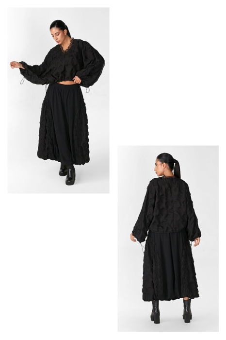 Bluza neagra oversize cu maneci fluture si dantela [2]