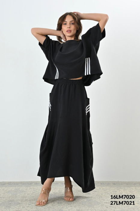 Bluza neagra oversize, cu detalii dungi albe pe fata si spate [3]