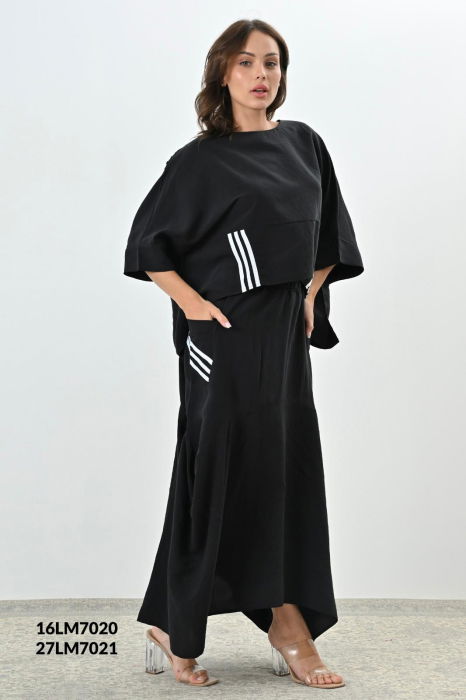 Bluza neagra oversize, cu detalii dungi albe pe fata si spate [2]