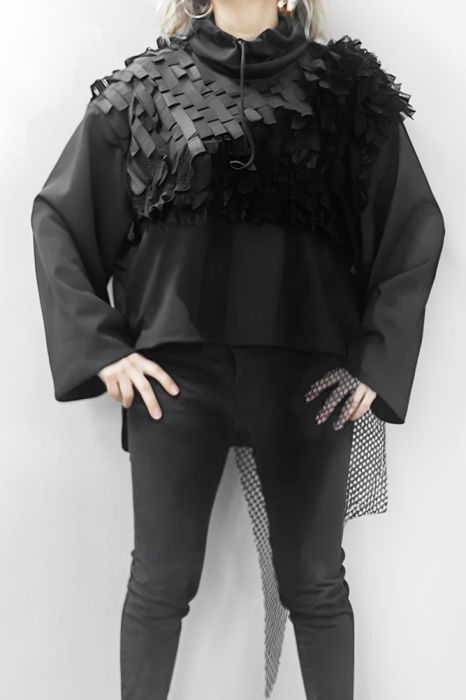 Bluza neagra oversize, compusa din materiale diferite cu guler inalt