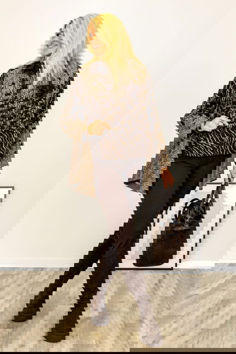 Bluza oversize maro cu imprimeu artistic si croi lejer asimetric [3]