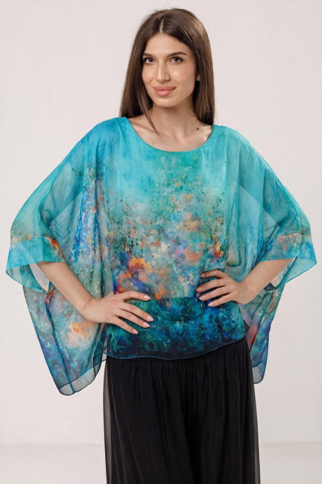 Bluza vaporoasa tip poncho din matase, croi oversized cu print pictural multicolora pe fond turcoaz