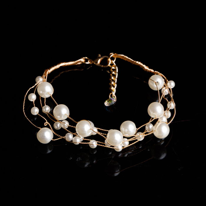 Bratara eleganta cu perle albe pe fire aurii fine [2]