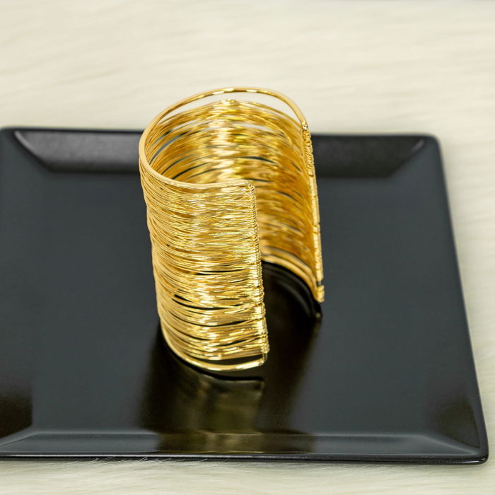 Bratara aurie statement spiralata, eleganta si versatila [2]