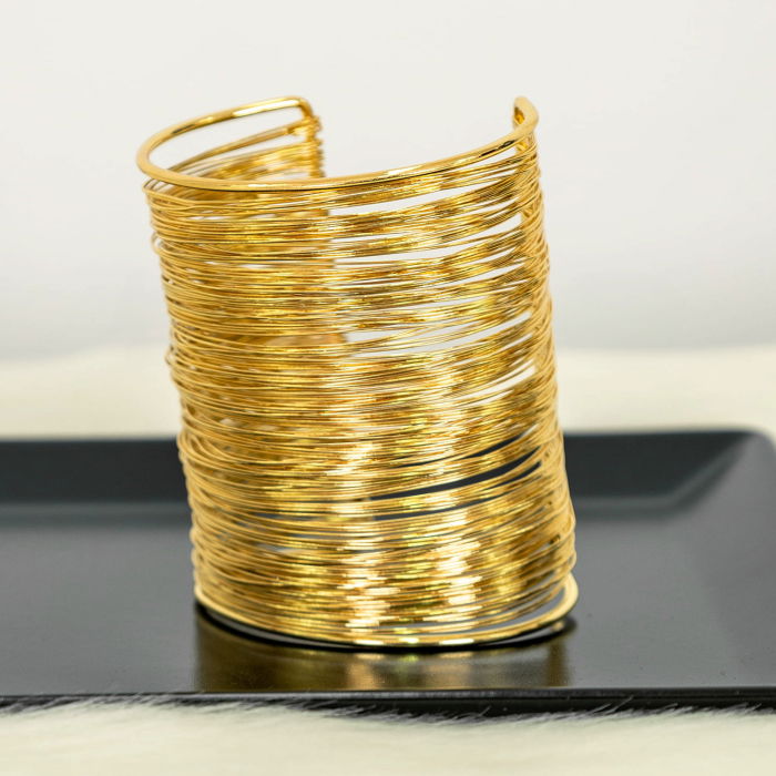 Bratara aurie statement spiralata, eleganta si versatila [3]