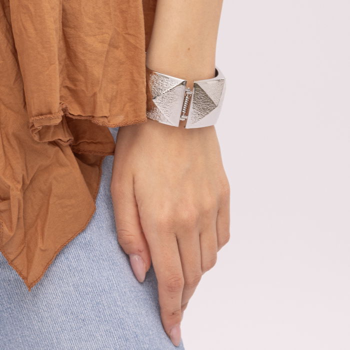 Bratara metalica argintie cu romburi in relief si aspect texturat [2]