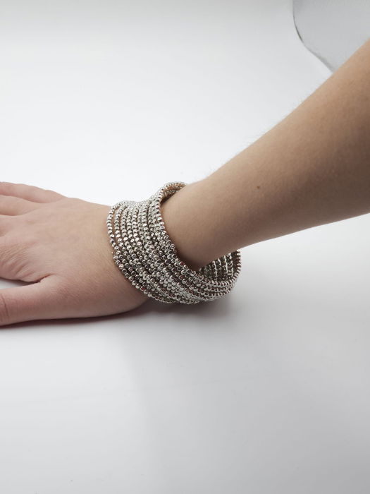 Bratara semirigida si elastica cu elemente mici argintii - design minimalist de efect [3]