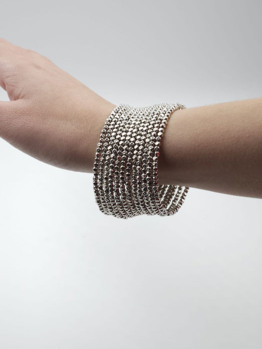 Bratara semirigida si elastica cu elemente mici argintii - design minimalist de efect [9]
