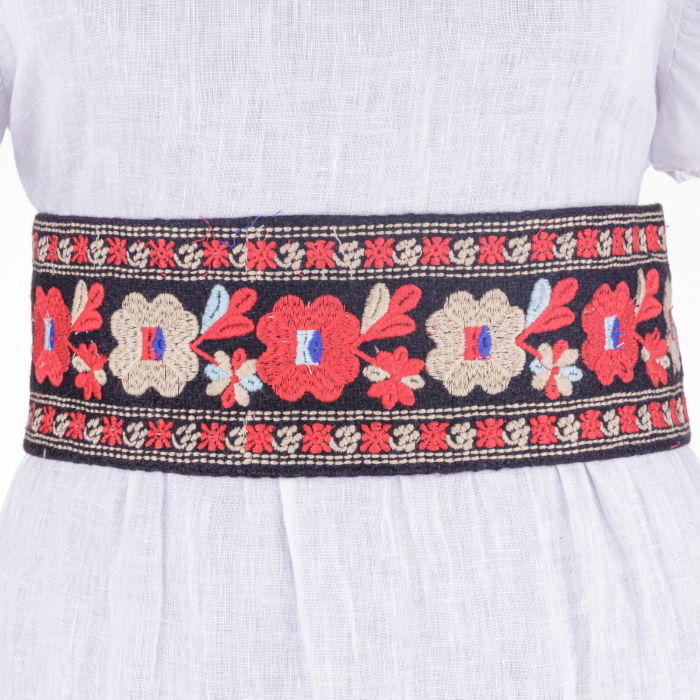 Brau traditional romanesc cu flori rosii si bej brodate