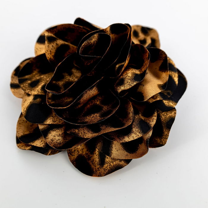 Brosa animal print pe fond camel, floare cu diametru de 15 cm, cu clips pentru par