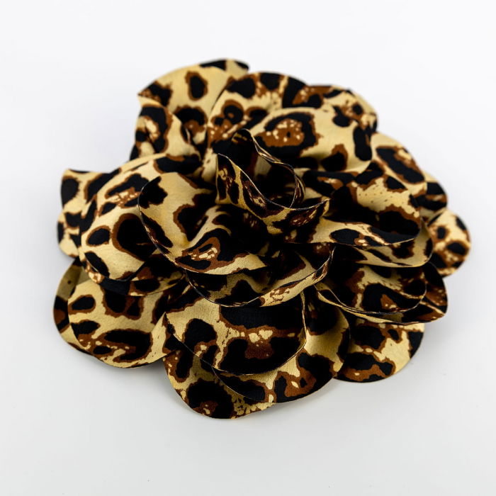 Brosa animal print pe fond galbui, floare cu diametru de 15 cm, cu clips pentru par