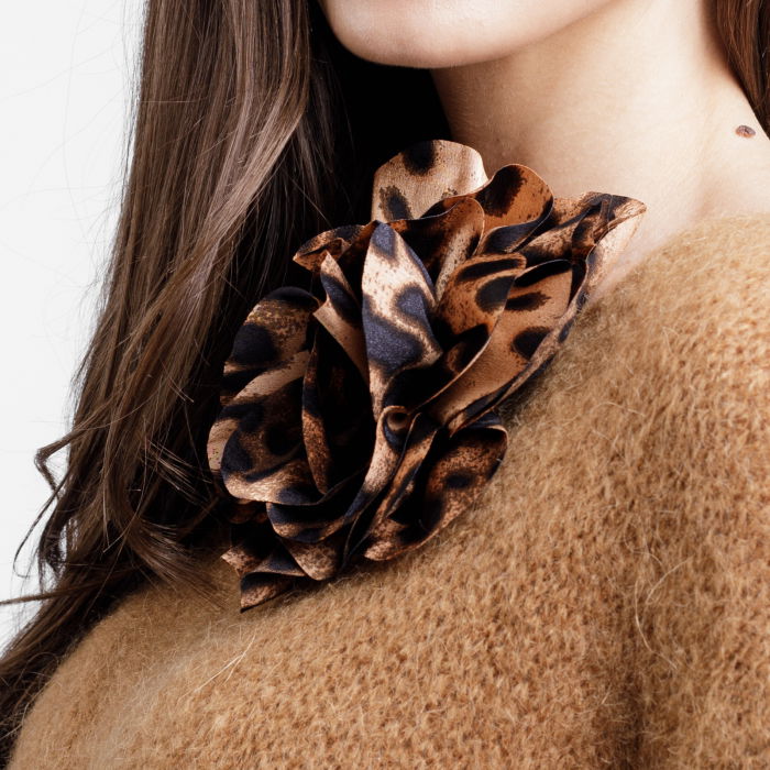 Brosa animal print pe fond galbui, floare cu diametru de 15 cm, cu clips pentru par [5]