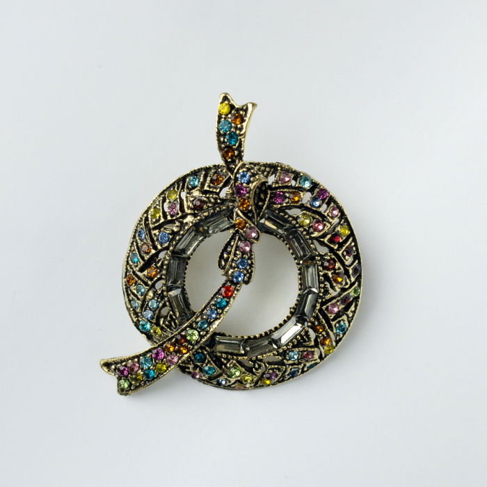 Brosa metalica rotunda cu fundita, auriu antichizat cu pietricele multicolore