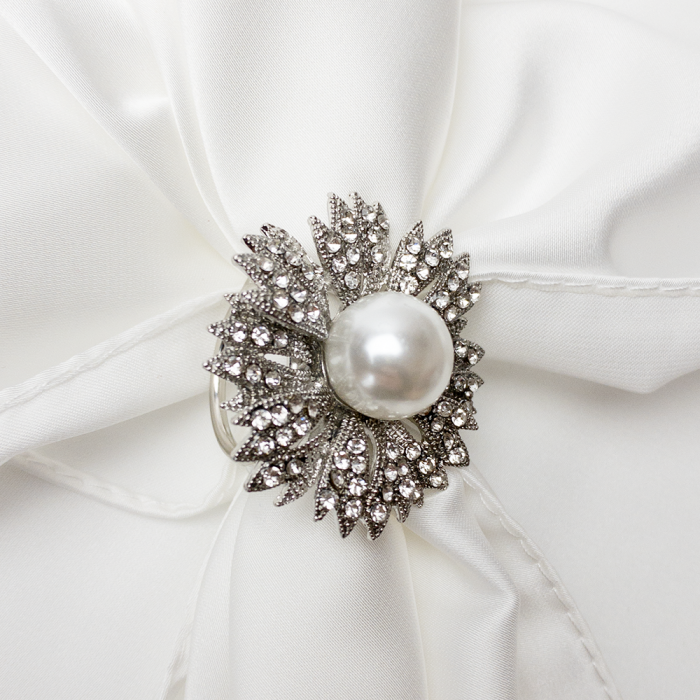 Brosa pentru esarfa, floare argintie cu pietricele albe si perla sintetica [2]