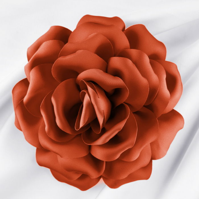 Brosa floare caramizie satinata cu diametru de 15 cm, cu clips pentru par