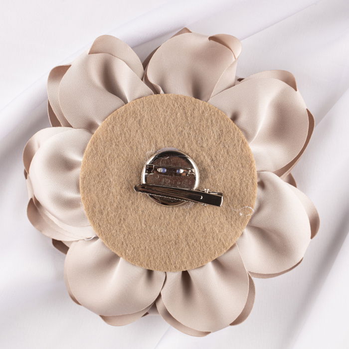 Brosa floare bej deschis satinata cu diametru de 15 cm, cu clips pentru par [2]