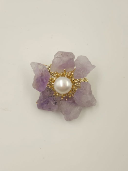 Brosa floare cu petale din pietre naturale de ametrin si perla, executata manual [3]