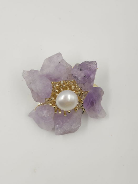 Brosa floare cu petale din pietre naturale de ametrin si perla, executata manual [6]