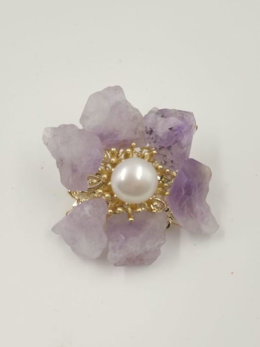 Brosa floare cu petale din pietre naturale de ametrin si perla, executata manual [5]
