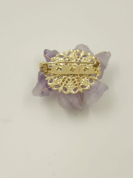 Brosa floare cu petale din pietre naturale de ametrin si perla, executata manual [4]