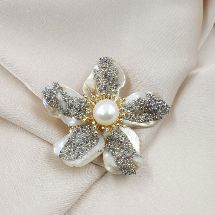 Brosa floare cu petale din scoica naturala cu filigran si perla, executata manual [5]