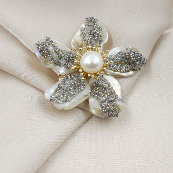Brosa floare cu petale din scoica naturala cu filigran si perla, executata manual [2]