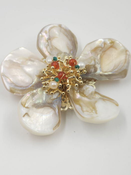 Brosa floare cu petale din scoica naturala si pietre naturale de carneol, executata manual [1]