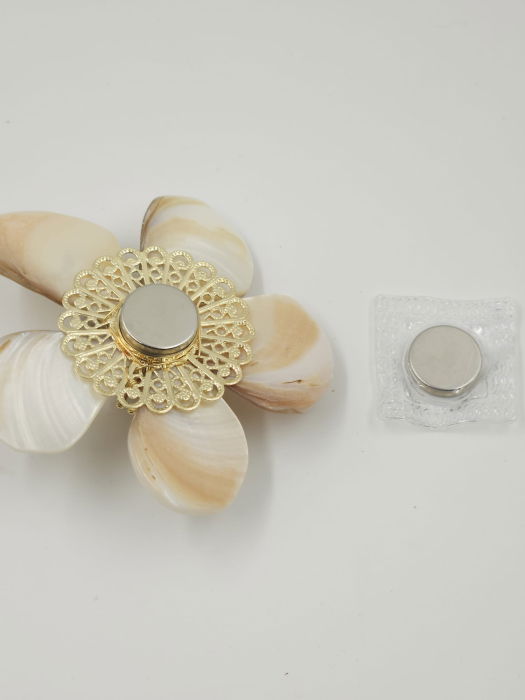 Brosa floare cu petale din scoica naturala si pietre naturale de carneol, executata manual [6]