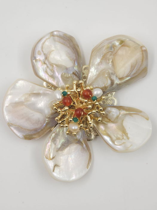 Brosa floare cu petale din scoica naturala si pietre naturale de carneol, executata manual [4]