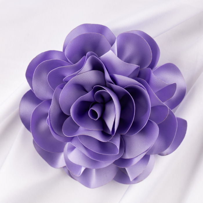 Brosa floare lila satinata cu diametru de 15 cm, cu clips pentru par