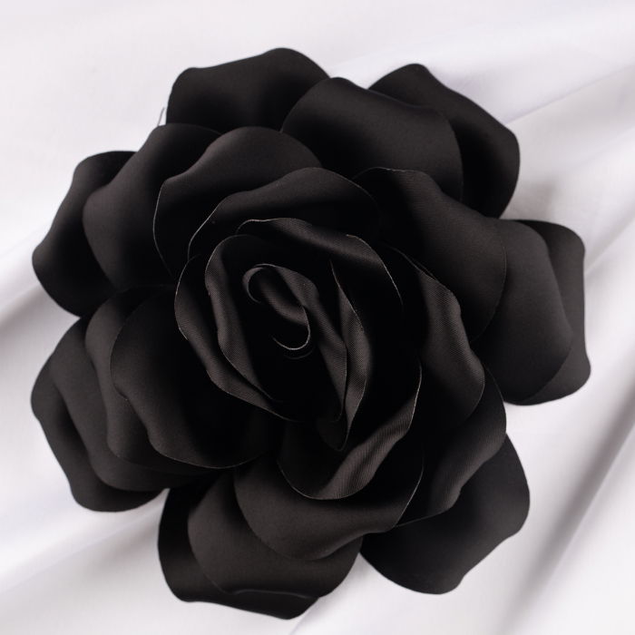 Brosa floare neagra satinata cu diametru de 15 cm, cu clips pentru par