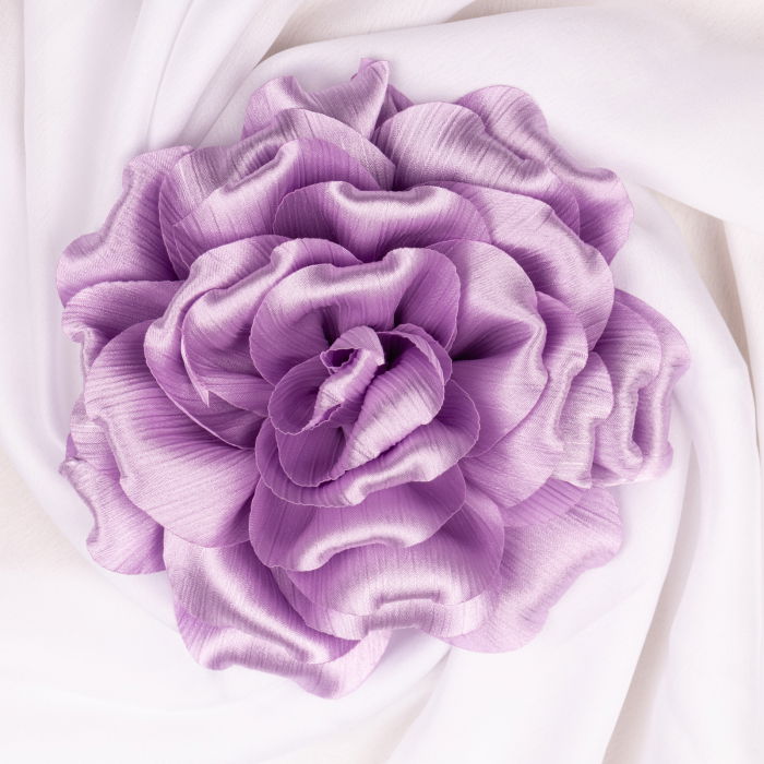 Brosa floare lila satinata si usor creponata cu diametru de 15 cm, cu clips pentru par