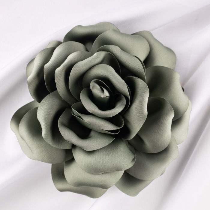 Brosa floare kaki satinata cu diametru de 15 cm, cu clips pentru par