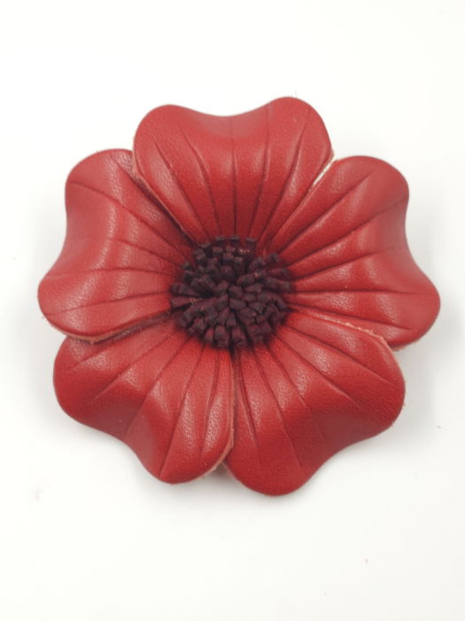 Brosa floare rosie cu petale rotunjite din piele naturala, executata manual [1]