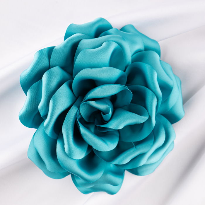 Brosa floare turcoaz satinata cu diametru de 15 cm, cu clips pentru par