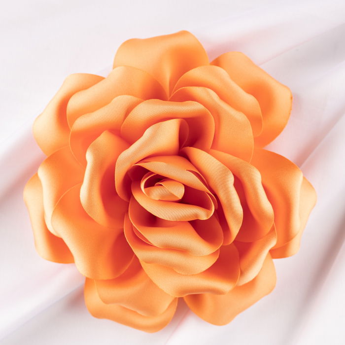 Brosa floare portocaliu deschis satinata cu diametru de 15 cm, cu clips pentru par