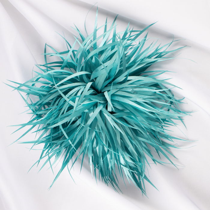 Brosa franjuri textil turcoaz usor satinata cu diametru de 15 cm, cu clips pentru par